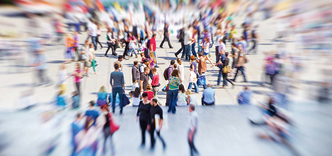 Viele Menschen auf einem Platz