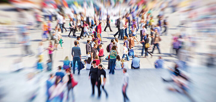 Viele Menschen auf einem Platz