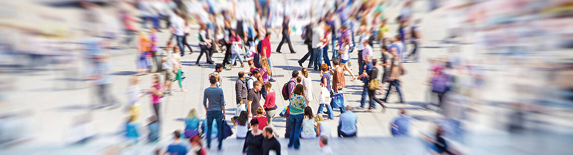 Viele Menschen auf einem Platz