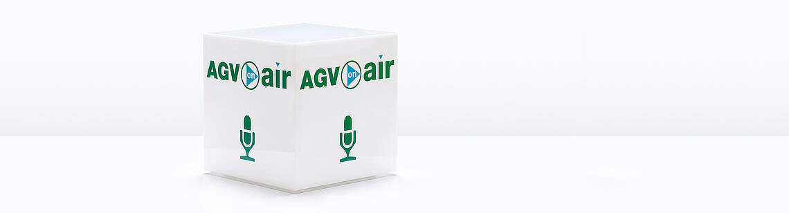 Würfel mit der Beschriftung „AGV on air“ linksbündig