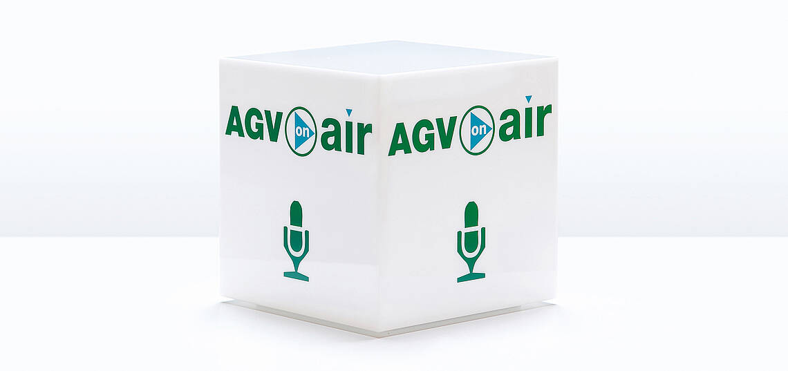 Würfel mit der Beschriftung „AGV on air“ linksbündig