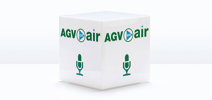 Würfel mit der Beschriftung „AGV on air“ linksbündig