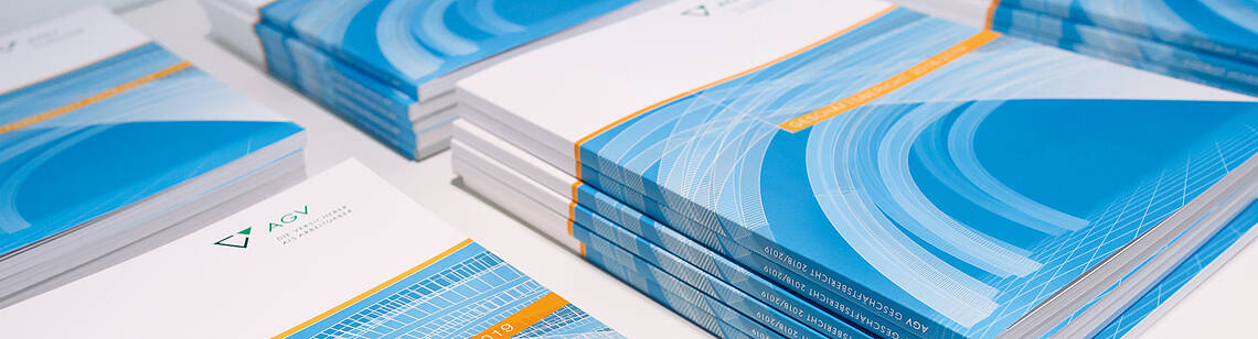 Mehrere Stapel mit dem Geschäftsbericht 2018/2019