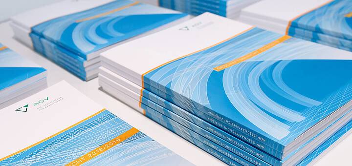 Mehrere Stapel mit dem Geschäftsbericht 2018/2019