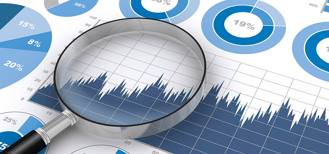 Lupe auf einem Blatt mit verschiedenen Diagrammtypen