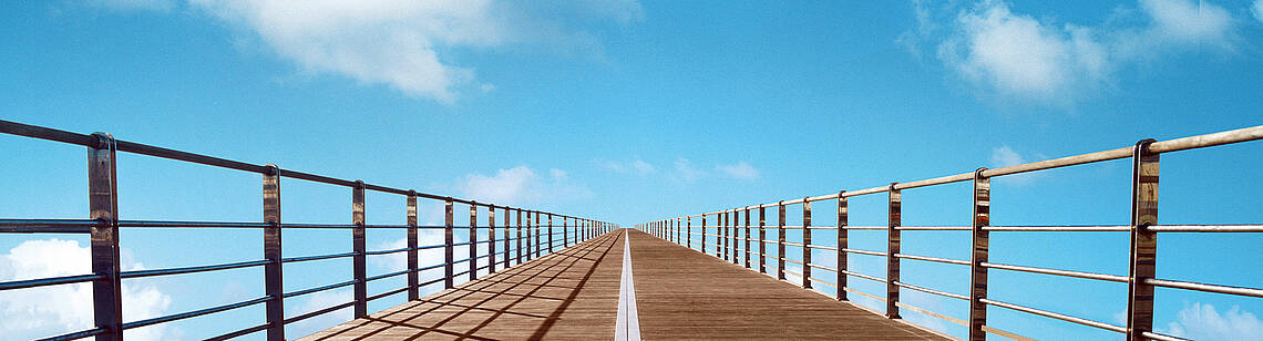 Brücke, die ins Unendliche führt
