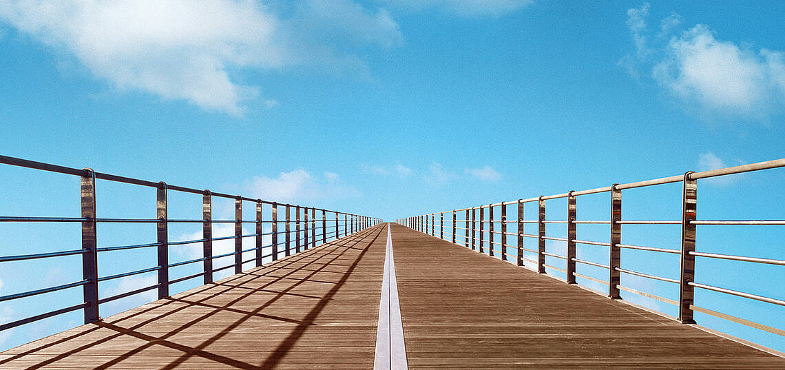 Brücke, die ins Unendliche führt