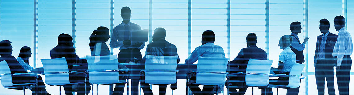 Menschen, die an einem Besprechungstisch sitzen