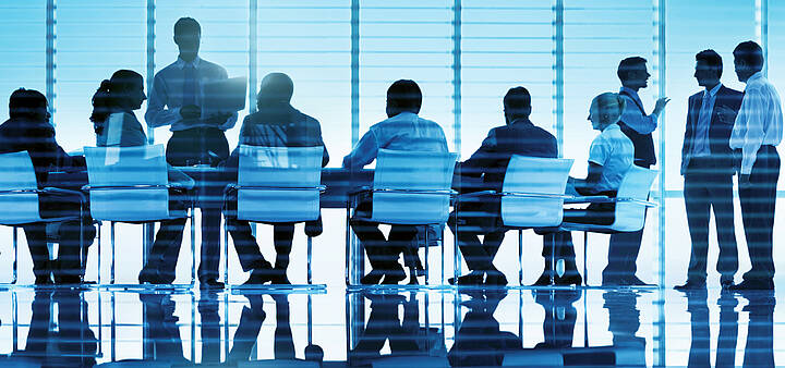 Menschen, die an einem Besprechungstisch sitzen