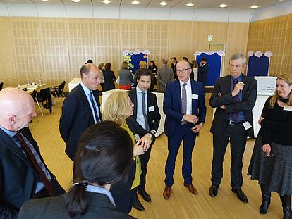 Stationen 2 (vorne) und 1 (hinten) des World-Cafes