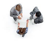 Personen diskutieren