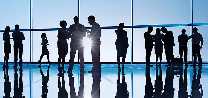 Business Meeting einer Personengruppe mit Sonne im Gegenlicht