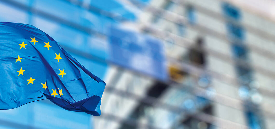 Flaggen der Europäischen Union vor dem Europäischen Parlament in Brüssel