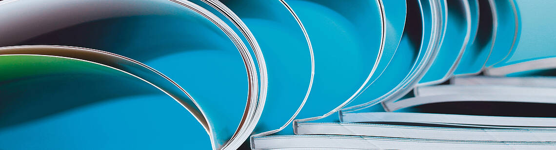 Aufgeschlagenen Broschüren mit blauem Hintergrund