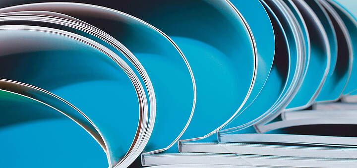 Aufgeschlagenen Broschüren mit blauem Hintergrund