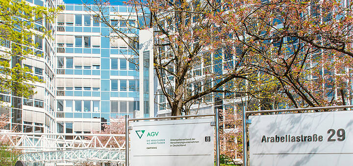 Bürogebäude und Firmenschild des AGV