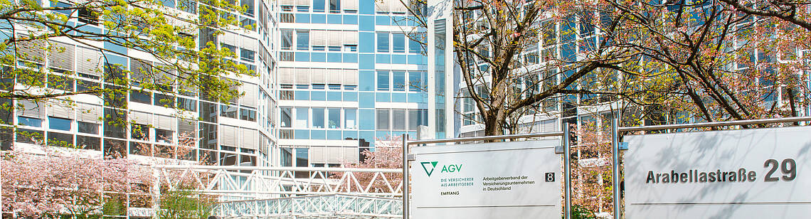 Bürogebäude und Firmenschild des AGV