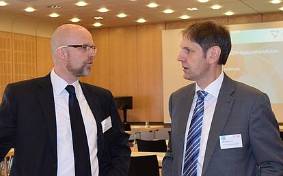 Moderator Dr. Michael Gold mit Referent und Gastgeber Michael Lessel (VKB)