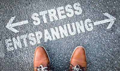 Schild mit dem Aufdruck Stress und Entspannung mit Pfeilen in verschiedene Richtungen