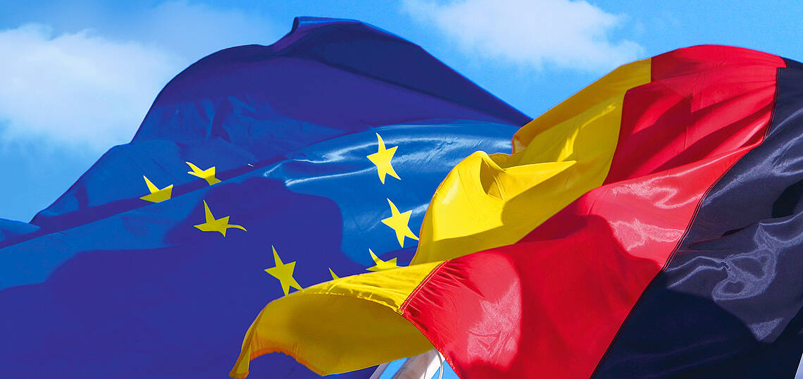 Europa- und Deutschlandflagge wehen im Wind