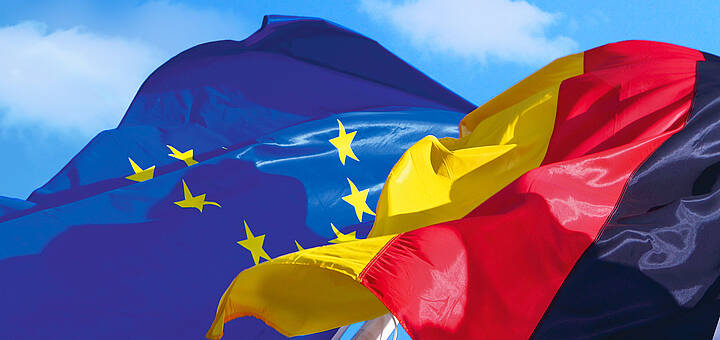 Europa- und Deutschlandflagge wehen im Wind