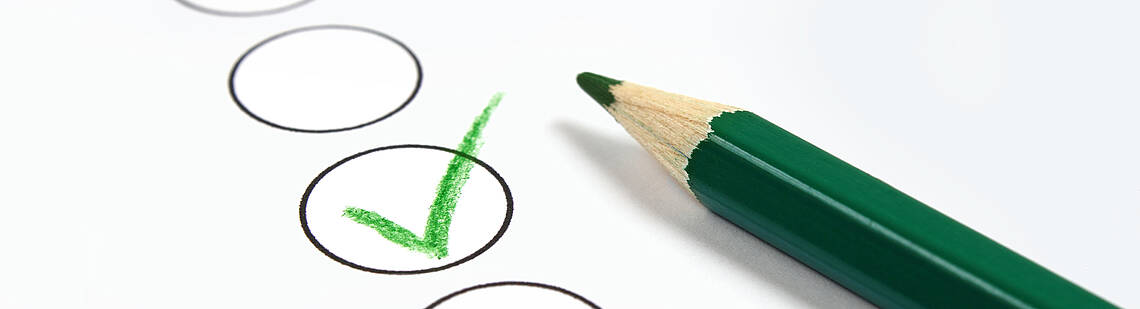Grüner Stift neben einer abgehakten Checkbox