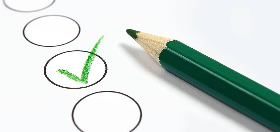 Grüner Stift neben einer abgehakten Checkbox