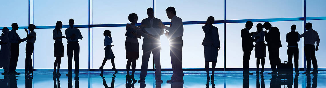 Business Meeting einer Personengruppe mit Sonne im Gegenlicht