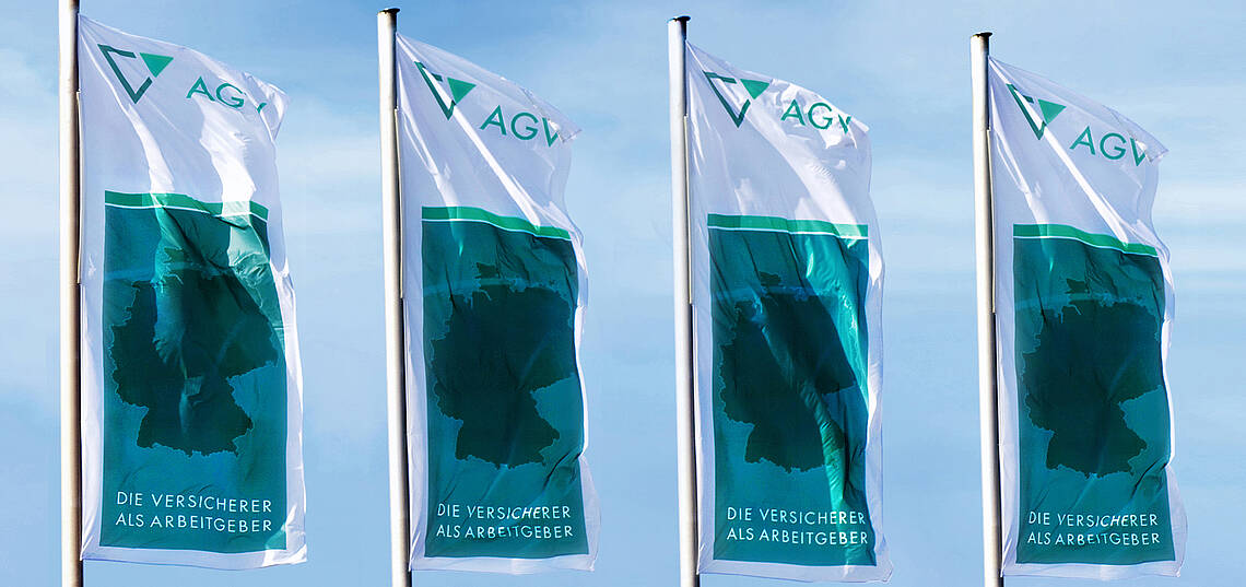 Vier Fahnen des AGV wehen im Wind