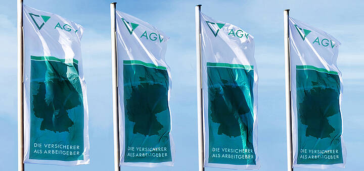 Vier Fahnen des AGV wehen im Wind