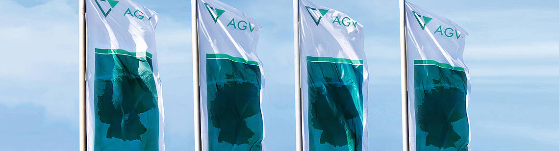 Vier Fahnen des AGV wehen im Wind