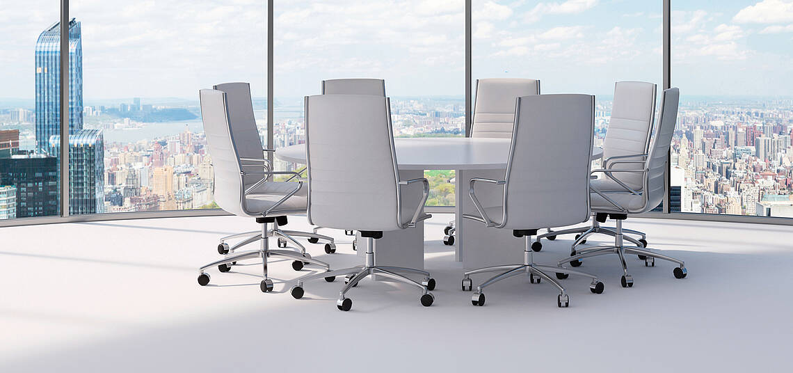 Bürostühle an einem Konferenztisch