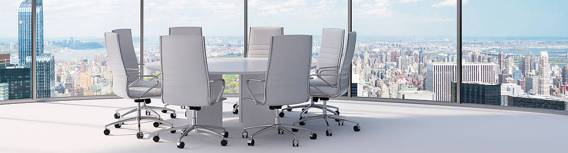 Bürostühle an einem Konferenztisch