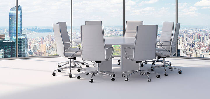 Bürostühle an einem Konferenztisch