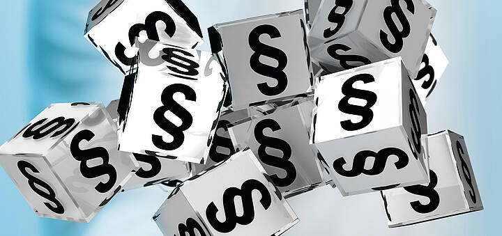 Viele Würfel mit Paragraphenzeichen