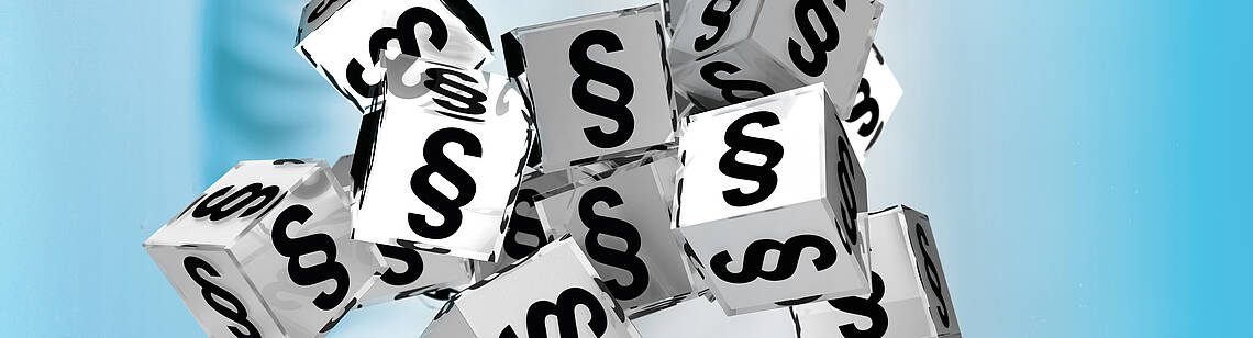 Viele Würfel mit Paragraphenzeichen