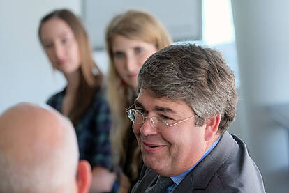 Einladung der Provinzial zum WiWi-Dialog – Teilnehmer des Seminars und Dozenten der Universität im Dialog mit dem Personalbereich.