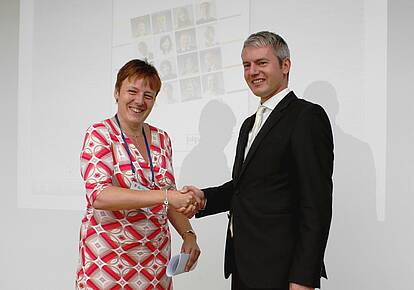 Elke Maes und Dr. Sebastian Hopfner präsentieren die Demografie-Broschüre