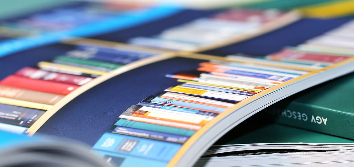 Hefte, die übereinander liegen