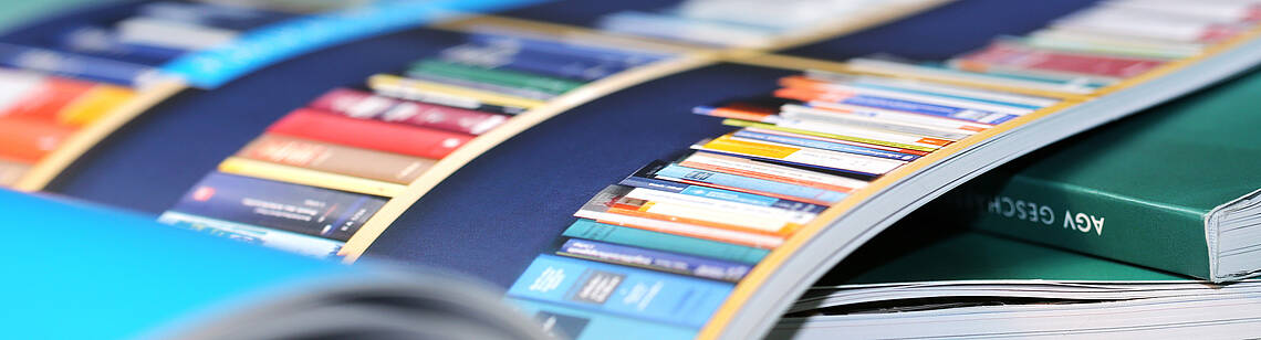 Hefte, die übereinander liegen